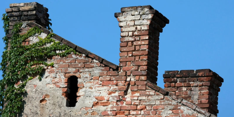 3 Dangers of a Crumbling or Spalling Brick Chimney